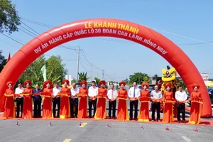 Đại biểu thực hiện nghi thức cắt băng khánh thành Dự án nâng cấp QL30 đoạn Cao Lãnh - Hồng Ngự.