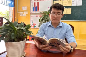 Thầy Bùi Văn Ngoãn luôn tận tụy, cống hiến hết mình với nghề giáo.