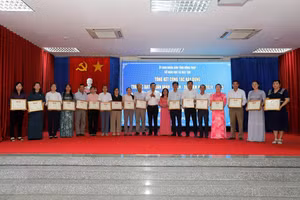 Trao bằng công nhận cho trường đạt chuẩn Xanh - Sạch - Đẹp.