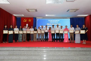 Trao bằng công nhận cho trường đạt chuẩn Xanh - Sạch - Đẹp.