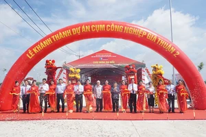 Các đại biểu thực hiện nghi thức khai trương dự án Cụm công nghiệp Gia Thuận 2.