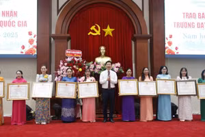 Chủ tịch UBND tỉnh Đồng Tháp Huỳnh Minh Tuấn trao bằng công nhận trường đạt chuẩn Quốc gia cho các cơ sở giáo dục trên địa bàn.