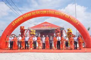 Các đại biểu thực hiện nghi thức khai trương dự án Cụm công nghiệp Gia Thuận 2.