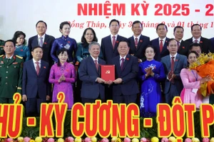 Ông Nguyễn Trọng Nghĩa, Uỷ viên Bộ chính trị, Bí thư Trung ương Đảng, Trưởng Ban Tuyên giáo và Dân vận Trung ương trao quyết định cho Bí thư Tỉnh ủy Đồng Tháp Ngô Chí Cường.