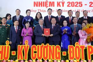 Ông Nguyễn Trọng Nghĩa, Uỷ viên Bộ chính trị, Bí thư Trung ương Đảng, Trưởng Ban Tuyên giáo và Dân vận Trung ương trao quyết định cho Bí thư Tỉnh ủy Đồng Tháp Ngô Chí Cường.