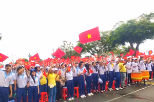 Đông đảo học sinh đến cổ vũ cho thí sinh Nguyễn Nhựt Lam, học sinh Trường THPT Cái Bè tại điểm cầu tỉnh Đồng Tháp.