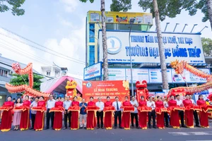 Nghi thức cắt băng khai trương Công ty TNHH MTV Đại học Đồng Tháp. 