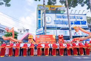 Nghi thức cắt băng khai trương Công ty TNHH MTV Đại học Đồng Tháp. 