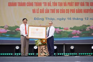 Ông Phan Tâm, Thứ trưởng Bộ Văn hóa, Thể thao và Du lịch, trao Bằng xếp hạng Di tích Quốc gia đặc biệt Di tích lịch sử Mộ cụ Phó bảng Nguyễn Sinh Sắc cho tỉnh Đồng Tháp.