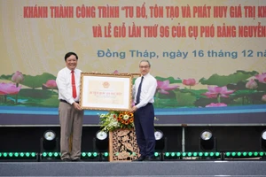 Ông Phan Tâm, Thứ trưởng Bộ Văn hóa, Thể thao và Du lịch, trao Bằng xếp hạng Di tích Quốc gia đặc biệt Di tích lịch sử Mộ cụ Phó bảng Nguyễn Sinh Sắc cho tỉnh Đồng Tháp.