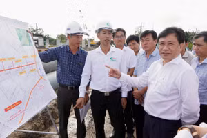 Phó Chủ tịch UBND tỉnh Trần Văn Dũng kiểm tra thực tế tại vị trí vướng mặt bằng. Ảnh: V.T.