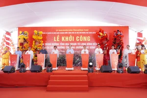 Đại biểu thực hiện nghi thức khởi công công trình.