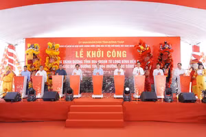 Đại biểu thực hiện nghi thức khởi công công trình.