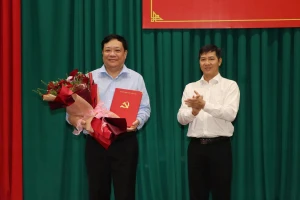 Ông Nguyễn Thành Tâm, Phó Trưởng Ban Tổ chức Trung ương trao Quyết định và hoa chúc mừng ông Phạm Thành Ngại. Ảnh: N.A.