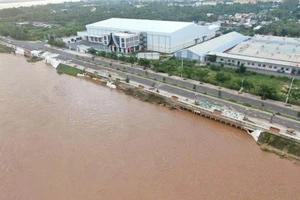 Đoạn kè bị sạt lở.
