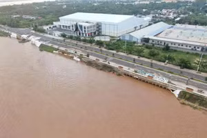 Đoạn kè bị sạt lở.