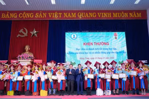 Trao bằng và Khen thưởng học viên có thành tích tốt trong học tập, nghiên cứu khoa học và có nhiều đóng góp cho tập thể lớp. Ảnh: Hoài Phong.