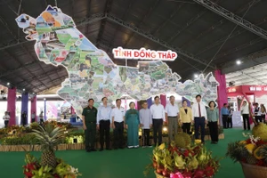 Lãnh đạo tỉnh thăm và chụp ảnh tại bản đồ Đồng Tháp. (Ảnh: Ánh Nguyệt)