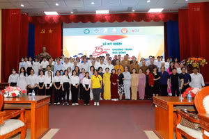 Lễ kỷ niệm 15 năm chương trình học bổng “Nâng bước đến trường” tại tỉnh Tiền Giang (nay là tỉnh Đồng Tháp).