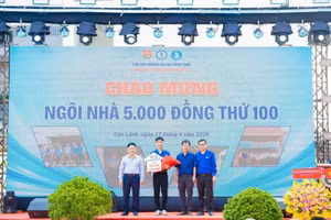 Chào mừng ngôi nhà 5000 đồng thứ 100. Ảnh: H. Phong.