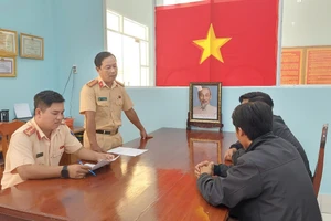 Xử phạt 2 thanh niên độ chế động cơ vỏ lãi, tham gia giao thông đường thủy. Ảnh: Phước Thanh.