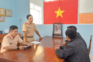 Xử phạt 2 thanh niên độ chế động cơ vỏ lãi, tham gia giao thông đường thủy. Ảnh: Phước Thanh.