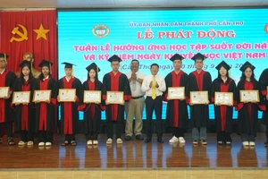 Tuyên dương "Tiền trạng nguyên Tây Đô" cho 20 tân sinh viên đạt thủ khoa trường, ngành năm học 2025 - 2026 tại TP Cần Thơ.