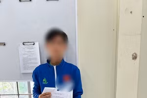 Em Đ. nộp pô độ cho công an xã. (Ảnh: Công an Đồng Tháp)