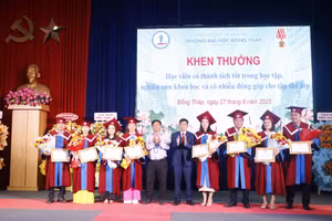 Lãnh đạo Trường Đại học Đồng Tháp khen thưởng cho học viên có thành tích tốt trong học tập, nghiên cứu khoa học.
