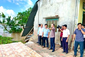 Chủ tịch UBND tỉnh Đồng Tháp Trần Trí Quang trực tiếp khảo sát điểm sạt lở ngày 21/9.