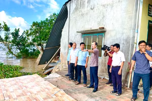 Chủ tịch UBND tỉnh Đồng Tháp Trần Trí Quang trực tiếp khảo sát điểm sạt lở ngày 21/9.