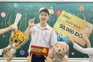 Hình ảnh em Nguyễn Nhựt Lam trở về trường trong vòng tay của thầy cô, bạn bè. Ảnh: NTCC.