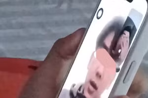 Ảnh cắt từ clip em H. gọi về cho gia đình. Ảnh: CACC.