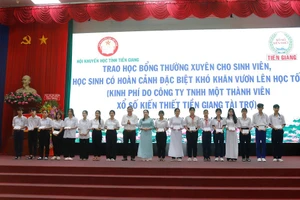 Hội Khuyến học tỉnh Tiền Giang (nay là tỉnh Đồng Tháp) tổ chức trao học bổng thường xuyên cho sinh viên, học sinh có hoàn cảnh khó khăn vươn lên học tốt.