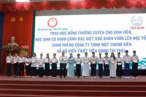 Hội Khuyến học tỉnh Tiền Giang (nay là tỉnh Đồng Tháp) tổ chức trao học bổng thường xuyên cho sinh viên, học sinh có hoàn cảnh khó khăn vươn lên học tốt.