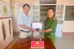 Công an phường Thường Lạc trao trả tài sản, đồ vật đánh rơi cho người dân. Ảnh: Công an Đồng Tháp.