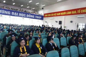 Hơn 450 cử nhân nhận bằng tốt nghiệp tại Trường Đại học Đồng Tháp.