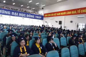 Hơn 450 cử nhân nhận bằng tốt nghiệp tại Trường Đại học Đồng Tháp.