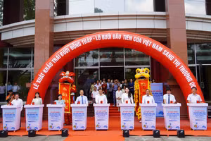 Đại biểu thực hiện nghi thức xuất hành lô hàng. Ảnh: Nguyệt Ánh.