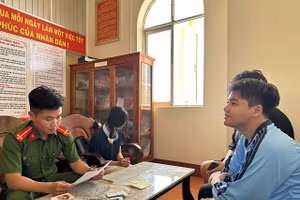 Công an xã Tràm Chim tiếp nhận tài sản từ em Nguyễn Minh Triết và Lê Duy Khanh.