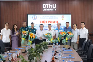 Trao hoa chúc mừng Huấn luyện viên trưởng cùng ban huấn luyện mới đội bóng sinh viên Trường Đại học Đồng Tháp.