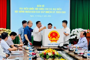 Các cử tri là y, bác sĩ Bệnh viện đa khoa Tiền Giang bỏ phiếu. Ảnh: H. Quân.