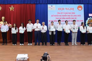 Các đại biểu trao học bổng cho sinh viên.