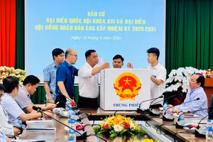 Các cử tri là y, bác sĩ Bệnh viện đa khoa Tiền Giang bỏ phiếu. Ảnh: H. Quân.