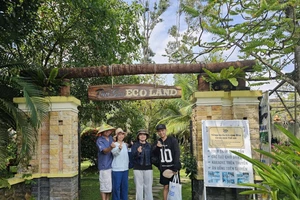 Khách trải nghiệm du lịch tại Thới Sơn Eco Land của vợ chồng chị Hà và anh Huân. Ảnh: Bình An.