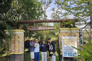 Khách trải nghiệm du lịch tại Thới Sơn Eco Land của vợ chồng chị Hà và anh Huân. Ảnh: Bình An.