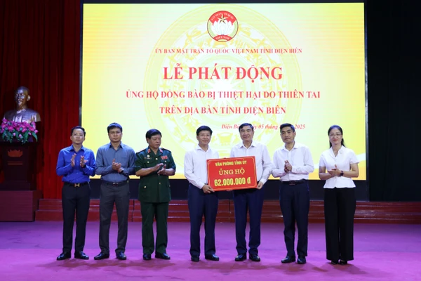 Ủy ban MTTQ Việt Nam tỉnh Điện Biên tiếp nhận tiền ủng hộ của Văn phòng Tỉnh ủy.