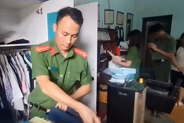 Cơ quan CSĐT Công an tỉnh Điện Biên khám xét nhà Facebooker Nguyễn Mạnh Tuân.