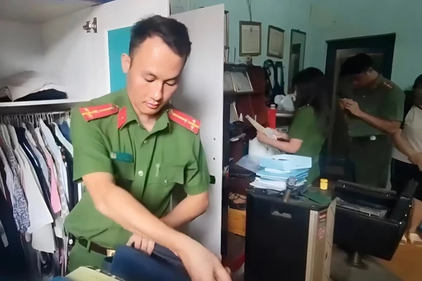Cơ quan CSĐT Công an tỉnh Điện Biên khám xét nhà Facebooker Nguyễn Mạnh Tuân.