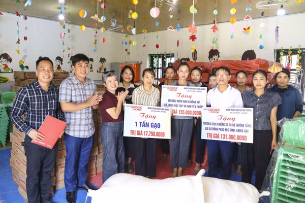 Báo Giáo dục và Thời đại cùng đoàn thiện nguyện Hoa Hoàng trao tặng nhu yếu phẩm, đồ dùng học tập cho Trường Mầm non Chiềng Sơ và Trường PTDTBT THCS Chiềng Sơ (Mường Luân). 